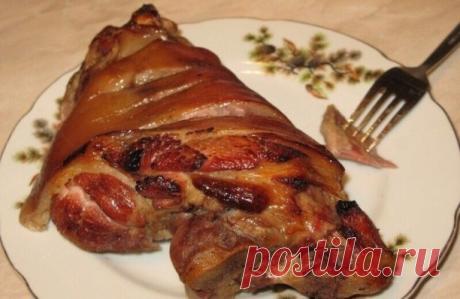 #рецепты 
Свиная рулька "Великолепная" 
Рулька свиная – 1 шт. (800-1000г)
Чеснок – 5-6 зубчиков
Соль – 1 ст. ложка
Перец молотый – 1 ч. ложка
Ароматные травы – по желанию
Мед – 1 ч. ложка
Майонез – 1 ст. ложка
Горчица – 1 ч. ложка
Рульку тщательно поскрести ножом, помыть, обсушить.
Сделать ножом глубокие проколы в шкурке, поместить в отверстия разрезанные пополам зубчики чеснока.
Натереть солью, перцем, по желанию добавить пряных трав.
Смешать майонез, мед и горчицу.
Обмаз...