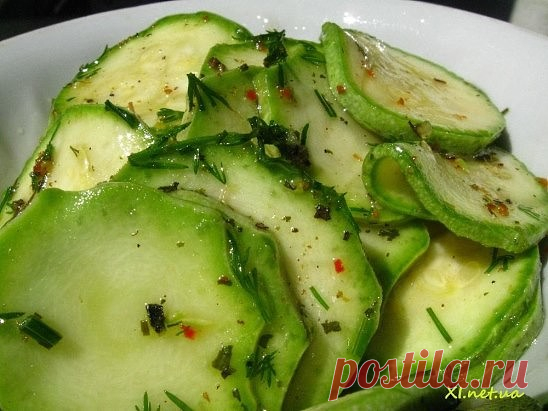 МАРИНОВАННЫЕ КАБАЧКИ 

=Предлагаю вот такую незатейливую закуску, которая имеет обалденный вкус и вид!

=Ингредиенты:

500 гр молодых кабачков

1,5 ч. ложки соли

=Для маринада:

70 гр подсолнечного масла (можно и оливковое, но мне оно не очень нравится)

2 ст. ложки уксуса 9%

2 ст. ложки меда (можно заменить на сахар)

5-6 зубчиков чеснока

молотый черный перец

свежая зелень (у меня был укроп и петрушка)
