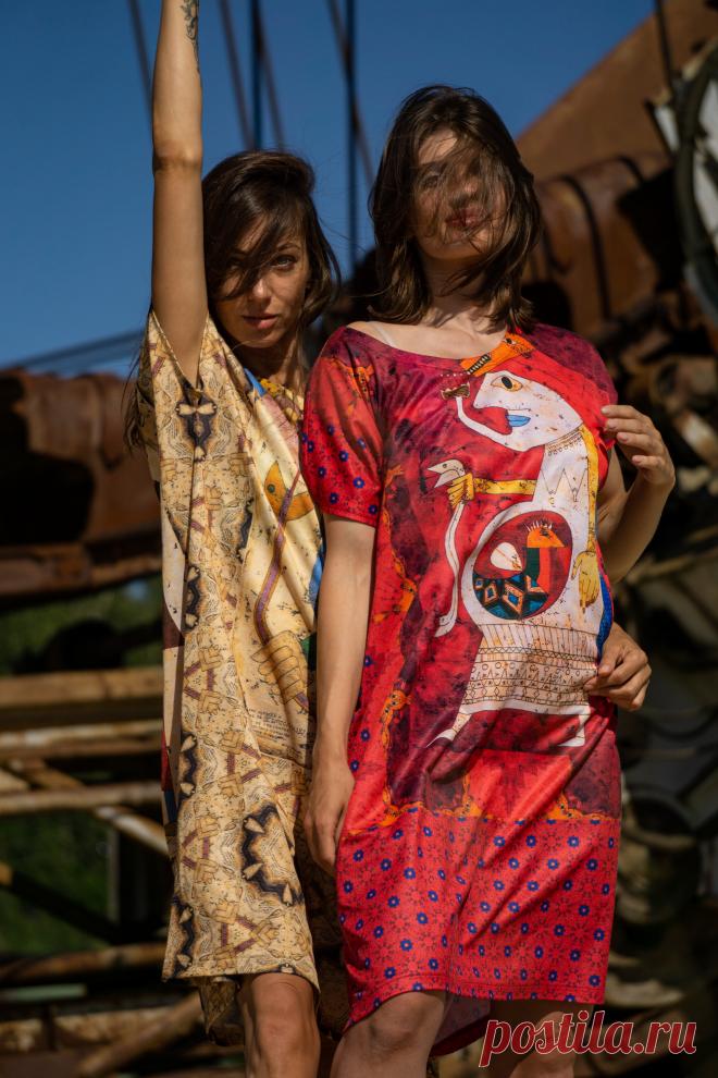 Футболки и платья из коллекции СЮР-РЕАЛЬНОСТЬ с принтами по мотивам живописи художника сюрреалиста Виктор Браунера.
Виктор Браунер родился в Румынии, увлекался мистицизмом и эзотерикой, как художник перепробовал множество стилей, близких к дадаизму, фовизму и сюрреализму, но неожиданно внес раскол в группу сюрреалистов, возглавляемую Бретоном тем, что уклонился в сторону тотемизма коренных обитателей Нового Света. Именно этот культурный сплав стал его визитной карточкой и пропуском в