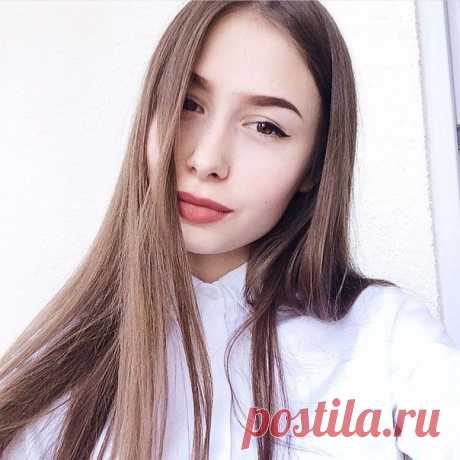 5 хитростей макияжа, которые должна знать каждая девушка

В макияже существует несколько просто гениальных трюков, которые сэкономят уйму вашего времени и выручат в минуту, когда, к примеру, обнаружилось, что закончилась любимая подводка для глаз. Непременно возьмите на заметку!

 Чтобы часами не мучиться над контурами губ, достаточно будет для начала нарисовать на верхней губе крестик.

 Устали от того, что тушь постоянно отбивается на верхнем веке? Используйте чайную лож...