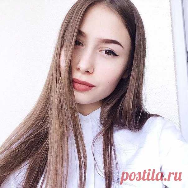 5 хитростей макияжа, которые должна знать каждая девушка

В макияже существует несколько просто гениальных трюков, которые сэкономят уйму вашего времени и выручат в минуту, когда, к примеру, обнаружилось, что закончилась любимая подводка для глаз. Непременно возьмите на заметку!

 Чтобы часами не мучиться над контурами губ, достаточно будет для начала нарисовать на верхней губе крестик.

 Устали от того, что тушь постоянно отбивается на верхнем веке? Используйте чайную лож...