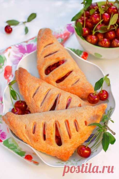 Слойки с вишней.