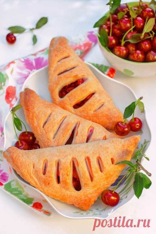 Слойки с вишней.