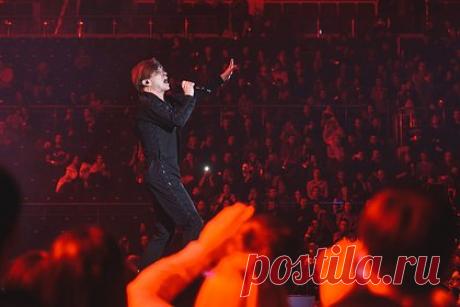 Стало известно об удерживании участников «Би-2» в клетке под палящим солнцем. Журналист Михаил Козырев (признан в РФ иноагентом) рассказал, что участников группы «Би-2» перевезли из Пхукета в Бангкок и удерживают в клетке под палящим солнцем. Он назвал условия, в которых находятся музыканты, чудовищными, а также добавил, что температура воздуха там сейчас достигает 40 градусов.