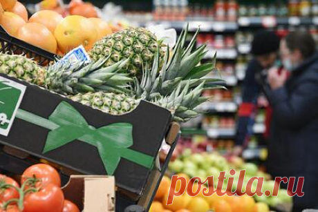 В Белоруссии объяснили причины продуктового эмбарго против стран Запада. Продуктовое эмбарго, введенное Белоруссией против ряда стран Запада, является вынужденной мерой, объяснил министр антимонопольного регулирования и торговли страны Владимир Колтович. Главной причиной его введения Котловин назвал продолжающееся санкционное давление на республику.