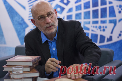Назван самый популярный писатель у россиян. Сервис аудиокниг Strorytel назвал самого популярного писателя среди россиян. В 2021 году самым востребованным писателем в стране стал Борис Акунин. Его книги слушали чаще всего, а работа «Алмазная колесница» заняла 12-е место в списке самых популярных в России. Следом за Акуниным идет Фрэнк Герберт.
