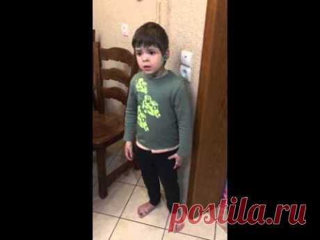 Защитник природы! Отец убил мышку, а Илюшка защищает право мышей на жизнь.