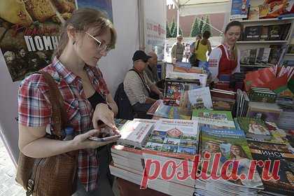Объявлена программа второго дня книжного фестиваля «Красная площадь». Стала известна программа второго дня IX Книжного фестиваля «Красная площадь». 3 июня на главной сцене состоится суперфинал Международного конкурса юных чтецов «Живая классика». Ведущим мероприятия выступит Александр Олешко. В состав жюри войдут артисты Дмитрий Дюжев и Игорь Скрипко, а также писатели.