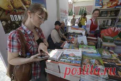 Объявлена программа второго дня книжного фестиваля «Красная площадь». Стала известна программа второго дня IX Книжного фестиваля «Красная площадь». 3 июня на главной сцене состоится суперфинал Международного конкурса юных чтецов «Живая классика». Ведущим мероприятия выступит Александр Олешко. В состав жюри войдут артисты Дмитрий Дюжев и Игорь Скрипко, а также писатели.