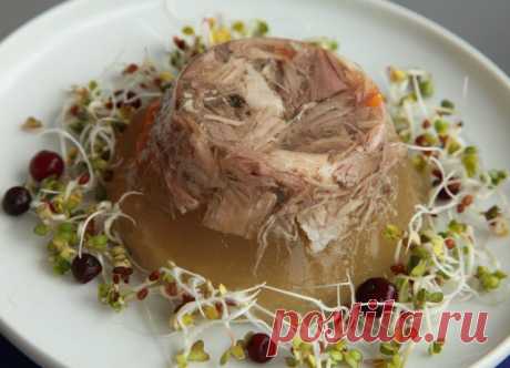 Ингредиенты:

- Курица — 2 Килограмма
- Луковица — 1 Штука
- Морковка — 1 Штука
- Чеснок  — 4 Зубчика
- Соль  — 3 Щепотки
- Перец черный горошком  — 5 Штук
- Лавровый лист  — 2 Штуки

1.	Выпотрошенную курицу разделяем на небольшие кусочки и хорошенько промываем. В большую кастрюлю закладываем курицу, заливаем ее холодной водой, чтобы она покрывала ее на 5 сантиметров (примерно 4 литра). Отправляем кастрюлю на огонь.
2.	Как только бульон закипел, снимаем с него пену, убавля...