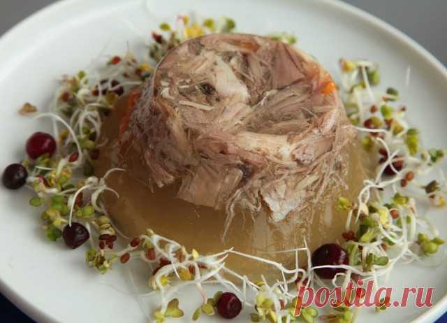 Ингредиенты:

- Курица — 2 Килограмма
- Луковица — 1 Штука
- Морковка — 1 Штука
- Чеснок  — 4 Зубчика
- Соль  — 3 Щепотки
- Перец черный горошком  — 5 Штук
- Лавровый лист  — 2 Штуки

1.	Выпотрошенную курицу разделяем на небольшие кусочки и хорошенько промываем. В большую кастрюлю закладываем курицу, заливаем ее холодной водой, чтобы она покрывала ее на 5 сантиметров (примерно 4 литра). Отправляем кастрюлю на огонь.
2.	Как только бульон закипел, снимаем с него пену, убавля...