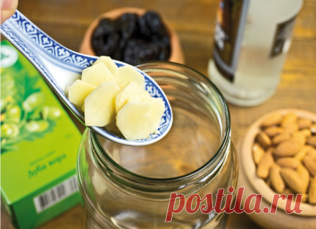 ИМБИРНАЯ НАСТОЙКА - СТАРИННЫЙ ТИБЕТСКИЙ РЕЦЕПТ

Она отлично восстанавливает зрение, очень полезна при ангине и простудных заболеваниях. В свое время я попробовала ее, когда болела ангиной. А теперь просто пью для профилактики. Не болею уже 6 лет! 

Для приготовления настойки из имбиря необходимо 250 г корня имбиря. Промыть, почистить, нарезать на пластинки, заполнить ими небольшую емкость (баночку из-под сметаны или хрена) и залить емкость водкой доверху. Накрыть крышкой и...