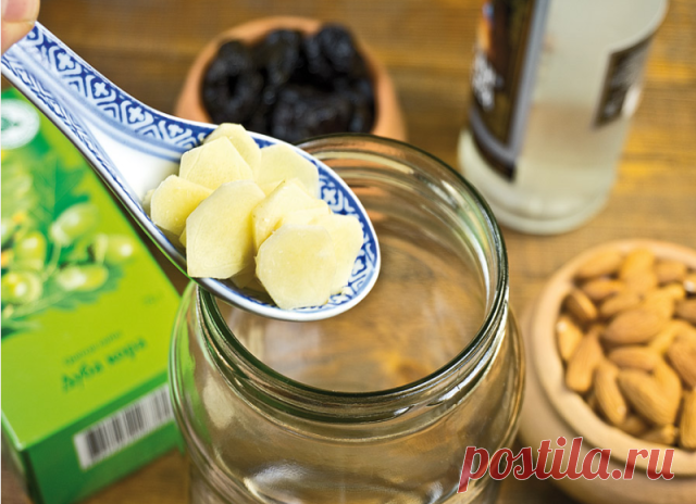 ИМБИРНАЯ НАСТОЙКА - СТАРИННЫЙ ТИБЕТСКИЙ РЕЦЕПТ

Она отлично восстанавливает зрение, очень полезна при ангине и простудных заболеваниях. В свое время я попробовала ее, когда болела ангиной. А теперь просто пью для профилактики. Не болею уже 6 лет! 

Для приготовления настойки из имбиря необходимо 250 г корня имбиря. Промыть, почистить, нарезать на пластинки, заполнить ими небольшую емкость (баночку из-под сметаны или хрена) и залить емкость водкой доверху. Накрыть крышкой и...