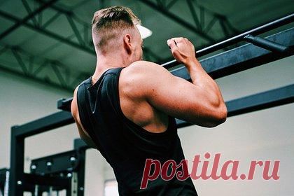 Тренер рассказал об особенностях разных хватов при подтягиваниях. Фитнес-тренер Егор Ходырев рассказал об особенностях разных видов хвата при подтягиваниях. Он заявил, что прямой хват, при котором ладони направлены наружу, позволяет сильнее включать в работу плечевые мышцы и предплечья. Обратный хват помогает сместить нагрузку на бицепсы.