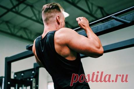 Тренер рассказал об особенностях разных хватов при подтягиваниях. Фитнес-тренер Егор Ходырев рассказал об особенностях разных видов хвата при подтягиваниях. Он заявил, что прямой хват, при котором ладони направлены наружу, позволяет сильнее включать в работу плечевые мышцы и предплечья. Обратный хват помогает сместить нагрузку на бицепсы.