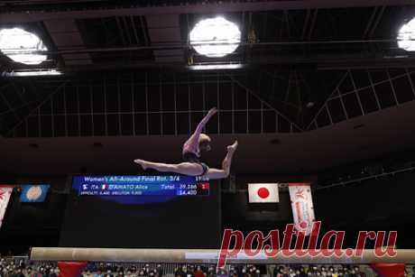 Российская гимнастка Мельникова стала абсолютной чемпионкой мира. Российская гимнастка Ангелина Мельникова одержала победу в личном многоборье на чемпионате мира, проходящем в японском Китакюсю. 21-летняя Мельникова заняла первое место с результатом 56,632 балла. Второй стала американка Лиэнн Вонг (56,340 балла), третьей — ее соотечественница Кайла Дичелло (54,566 балла).
