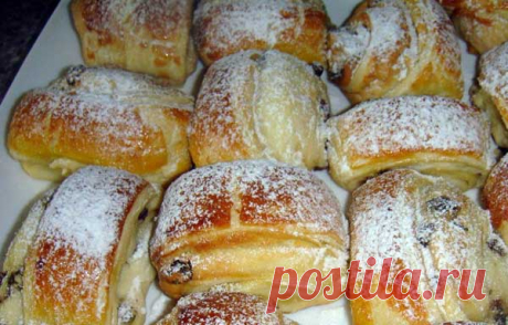 Слойки из слоеного дрожжевого теста с творогом и изюмом