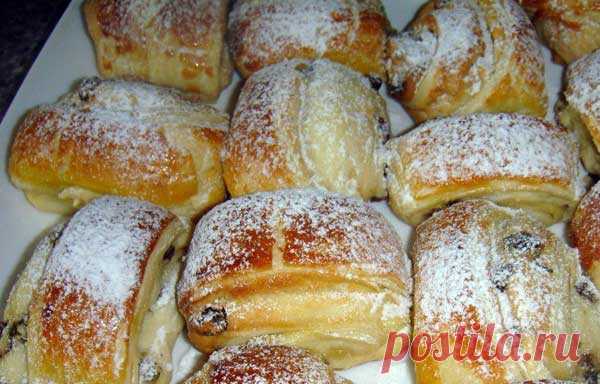 Слойки из слоеного дрожжевого теста с творогом и изюмом