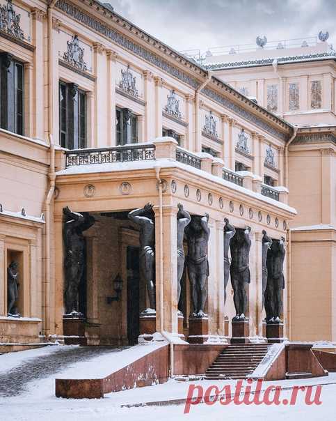 Мистические Атланты Эрмитажа.

Галерея главного входа в Эрмитаж оформлена в виде портика, который украшают 10 исполинских фигур Атлантов. Мужественные статуи олицетворяют мощь и незыблемость Петербурга, являясь символом этого замечательного города, могучие фигуры стали легендой для коренных петербуржцев.

История возникновения Атлантов началась в 1839-1852 гг. По замыслу немецкого архитектора Л. Кленце и скульптора И. Гальбига на портике должны были стоять фараоны.
Показать полностью…