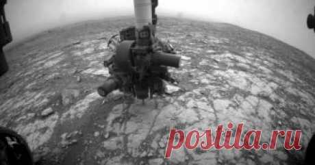 Марсоход «Кьюриосити» наткнулся на таинственное препятствие Еще в октябре прошлого года инженеры NASA сумели починить бур на марсоходе, который был поврежден целый год, и теперь ученые снова берут пробы марсианских пород. Но недавно «Кьюриосити» наткнулся на какие-то странные скалы, которые просто не может пробурить.