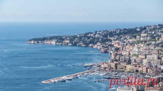 Италия планирует массовую эвакуацию из-за продолжающихся землетрясений вокруг супервулкана. Итальянское правительство планирует возможную массовую эвакуацию десятков тысяч людей, живущих вокруг супервулкана Кампи Флегрей недалеко от Неаполя. Об этом пишет The Guardian. В ближайшие месяцы властями будут предприниматься новые ...