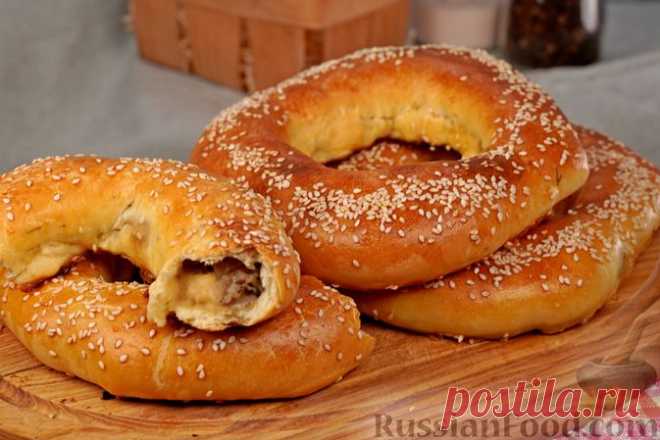 Рецепт: Дрожжевые бублики с куриным фаршем и грибами на RussianFood.com
