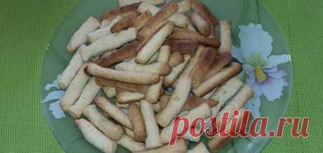 Палички з пармезаном                                                                                                                                                                                        Перелік продуктів: 
- масло вершкове  75 г 
- сметана  50 - 70 г 
- борошно  180 - 200 г  
- тертого пармезану  100 г 
- сіль.                                                                                                                     Приготування: 
1. Змішати м'яке масло, сметану, тер