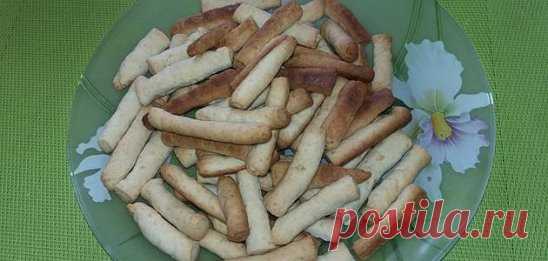 Палички з пармезаном                                                                                                                                                                                        Перелік продуктів: 
- масло вершкове  75 г 
- сметана  50 - 70 г 
- борошно  180 - 200 г  
- тертого пармезану  100 г 
- сіль.                                                                                                                     Приготування: 
1. Змішати м'яке масло, сметану, тер