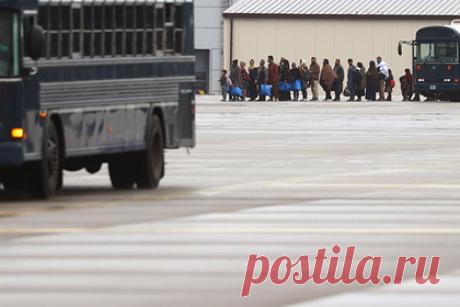 Покинуть Афганистан захотели 200 афганцев с российским гражданством. Покинуть Афганистан захотели 200 афганцев с российским гражданством. При этом на данный момент их безопасности ничего не угрожает. Об этом сообщил посол РФ в Кабуле Дмитрий Жирнов. Он пояснил, что речь идет об афганцах со вторым российским паспортом, однако, по его словам, не всех из них все же решат покинуть страну.