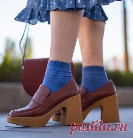 Почему бы и нет! Яркие носочки модный LOOK.
Иногда мир моды удивляет своими изобретениями или предлагает новые идеи, основанные на одежде из прошлого. Осенью этого года мы модницы продолжат носить носочки с туфлями. Выстроить гармоничный образ с этим видом одежды целое искусство. Необходимо учитывать цветовую гамму всего образа, чтобы не выглядеть смешно. Лично я с осторожностью отношусь к экспериментам, но в этом случае […]
Читай дальше на сайте. Жми подробнее ➡