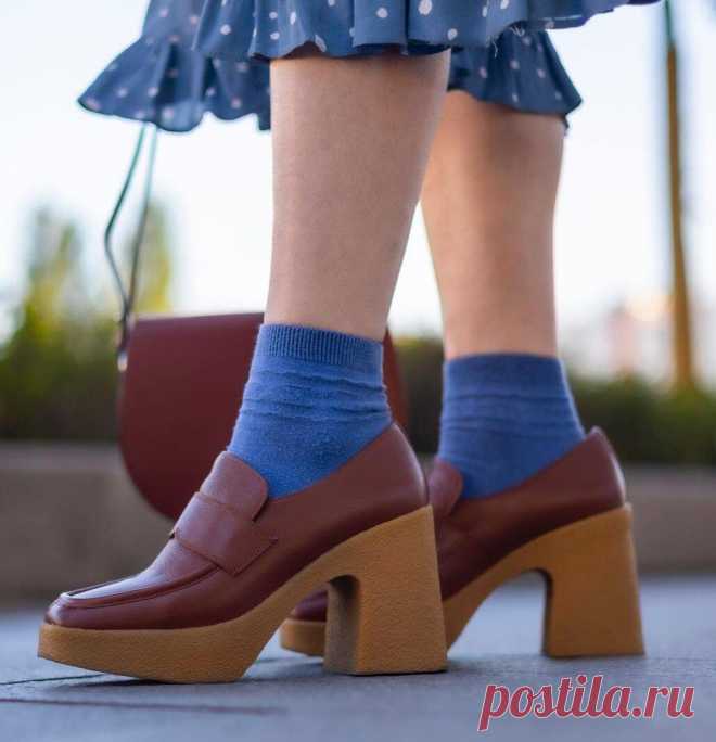 Почему бы и нет! Яркие носочки модный LOOK.
Иногда мир моды удивляет своими изобретениями или предлагает новые идеи, основанные на одежде из прошлого. Осенью этого года мы модницы продолжат носить носочки с туфлями. Выстроить гармоничный образ с этим видом одежды целое искусство. Необходимо учитывать цветовую гамму всего образа, чтобы не выглядеть смешно. Лично я с осторожностью отношусь к экспериментам, но в этом случае […]
Читай дальше на сайте. Жми подробнее ➡