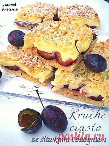 Пляцок песочный со сливами и пудинговой заливкой.