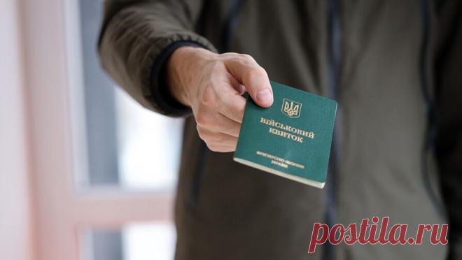 На Украине мужчина напал с топором на сотрудника ТЦК. Мужчина ранил сотрудника территориального центра комплектования (ТЦК, аналог военкомата) с помощью топора-молотка во Львовской области. Об этом сообщило оперативное командование Вооруженных сил Украины (ВСУ) "Запад" ...