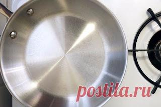 Чистим до блеска: экосредство для металлической посуды 

Практически у каждой хозяйки на кухне найдётся пара сковородок или кастрюль, которые раньше ослепляли своим блеском, а теперь совершенно не радуют внешним видом. Не нужно идти в магазин за новыми, л…