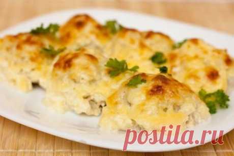 Куриные шарики в сырно-сливочном соусе
Нежные куриные шарики в пикантной сырно-сливочной заливке станут еще одним вашим любимым блюдом.
Ингредиенты
450-500 г куриной грудки
2 небольших луковицы
100 г сыра
200 мл сливок
3 зубчика чеснока
соль перец
Приготовление
Курицу немного отбить, нарезать на мелкие кусочки.
Лук мелко нарезать.
К курице добавить лук, яйцо, посолить, поперчить, хорошо перемешать.
Форму для выпекания смазать сливками. Курицу выкладывать на форму с помощью столовой ложки, фо