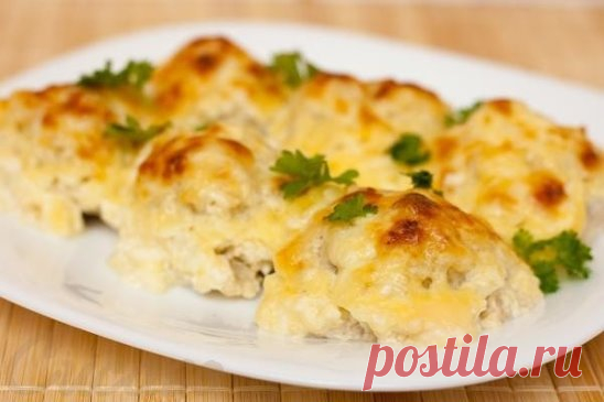 Куриные шарики в сырно-сливочном соусе
Нежные куриные шарики в пикантной сырно-сливочной заливке станут еще одним вашим любимым блюдом.
Ингредиенты
450-500 г куриной грудки
2 небольших луковицы
100 г сыра
200 мл сливок
3 зубчика чеснока
соль перец
Приготовление
Курицу немного отбить, нарезать на мелкие кусочки.
Лук мелко нарезать.
К курице добавить лук, яйцо, посолить, поперчить, хорошо перемешать.
Форму для выпекания смазать сливками. Курицу выкладывать на форму с помощью столовой ложки, фо
