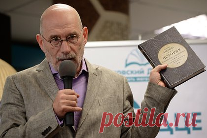 Крупное издательство снимет книги Акунина и Быкова с продажи. Издательство АСТ решило приостановить продажу книг писателей Бориса Акунина и Дмитрия Быкова (внесен в реестр иноагентов). Об этом стало известно в пятницу, 15 декабря. Причиной, как сообщил глава издательства, являются публичные заявления писателей, вызвавшие широкий общественный резонанс.