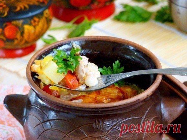 КАК ПРИГОТОВИТЬ СОЧНОЕ И ВКУСНОЕ ЖАРКОЕ?
Мы расскажем!

Ингредиенты: 
свинина - 700 г 
картофель - 5 шт. 
лук (крупный) - 1 шт. 
морковь (крупная) - 1 шт. 
перец болгарский - 1 -2 шт. 
помидоры - 2-3 шт. 
сметана - 200 г 
прованские травы - по вкусу 
перец черный - по вкусу 
соль - по вкусу 
сыр - 200 г 
зелень - по вкусу 

Приготовление: 

1. Мясо порезать небольшими кусочками, посолить, поперчить, добавить итальянские травы и оставить мариноваться минут на 30. 
2. Подгот...