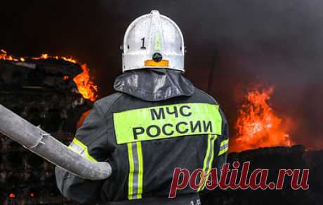 В горящем театре Хабаровска обрушилась кровля над фойе. Из здания эвакуировались три человека