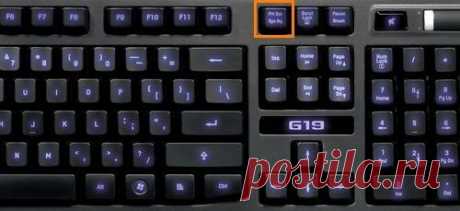 Если нажать Print Screen и затем ctrl V в диалоге Вконтакте, то в сообщение вашему собеседнику автоматически загрузится скриншот.