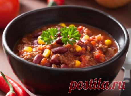 Рагу по-мексикански
Ингредиенты:
Куриное филе – 500 г.
Помидоры – 2-3 шт.
Сладкий перец – 2-3 шт.
Морковь – 2-3 шт.
Кукуруза (консервированная, замороженная, свежая – на вкус) – 350 г.
Красная фасоль (консервированная, замороженная, свежая – на вкус) – 350 г.
Репчатый лук – 2 шт.
Соль
Растительное масло
Корица
Сушеный чеснок
Сушеная паприка
Сушеный молотый томат
Молотый перец чили
Приготовление:
1. Лук порезать полукольцами и положить на разогретую сковороду, смазанную растительным маслом. Не