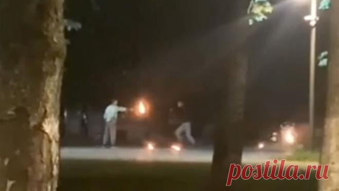 В Новгородской области подростки жгли цветы на Вечном огне и были задержаны. В Новгородской области подростков подозревают в осквернении Вечного огня. Об этом сообщает управление МВД по региону. Двоих школьников 13 и 14 лет нашли в Малой Вишере. Известно, что на выходных они приехали в Чудово на электричке и ...