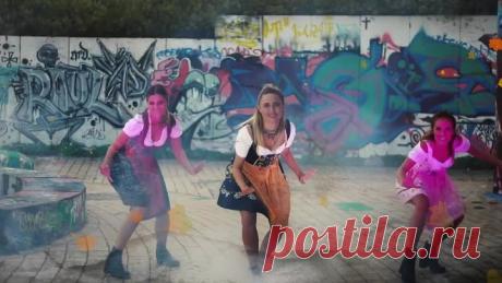 ЛИСТЬЯ ЖЁЛТЫЕ НАД ГОРОДОМ КРУЖАТСЯ... Песня из СССР..............................................................