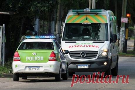 Тринадцать человек погибли при обрушении крыши спортцентра в Аргентине. В аргентинском городе Баия-Бланка близ Буэнос-Айреса из-за шторма обрушилась крыша спортцентра, в котором проходили соревнования по скейтборду. Не менее 13 человек погибли. Три человека были госпитализированы в тяжелом состоянии. Отмечается, что под завалами могут находиться еще люди.