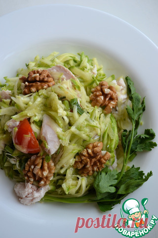 Салат с куриной грудкой. Сытный и вкусный салат, который отлично подойдет как для повседневного ужина, так и для праздничного стола. Нежное куриное мясо в сочетании со свежими кабачками, сочными помидорками черри и ароматной зеленью создают гармоничное блюдо с насыщенным вкусом.