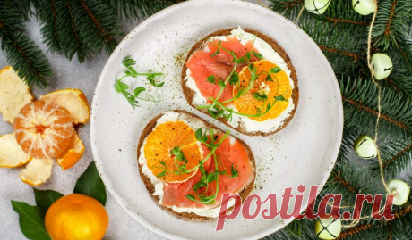 Бутерброды с красной рыбой и мандаринами