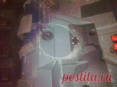 Лючок для доступа к бензонасосу из салона. (Р) (с. 24) / Ford Focus 1 — FFClub