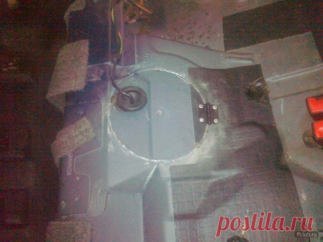 Лючок для доступа к бензонасосу из салона. (Р) (с. 24) / Ford Focus 1 — FFClub