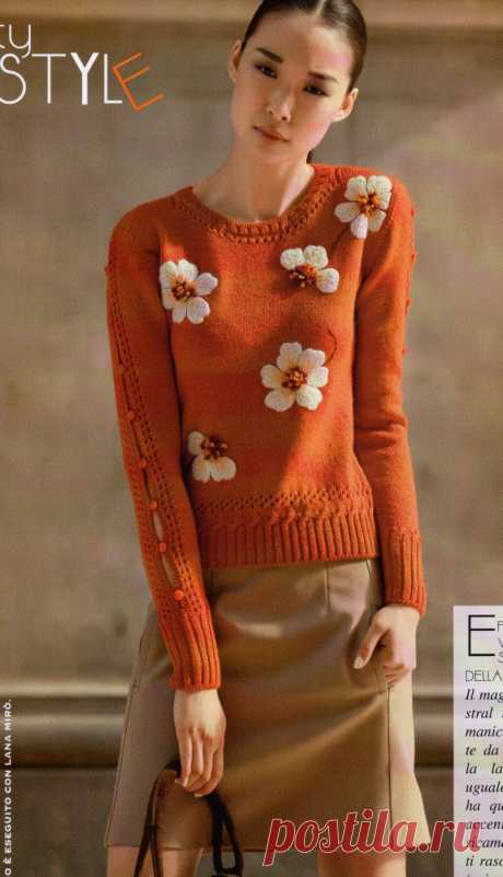 Пуловер с вышивкой