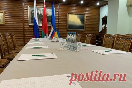 Названо препятствие для старта переговоров между Россией и Украиной. Украинский конфликт можно урегулировать путем переговоров, стороны к этому готовы, однако Запад хочет повесить на Россию финансовые обязательства по отношению к Украине, считает полковник в отставке Анатолий Матвийчук. Условия РФ остаются неизменными — важно соблюдение ее интересов.